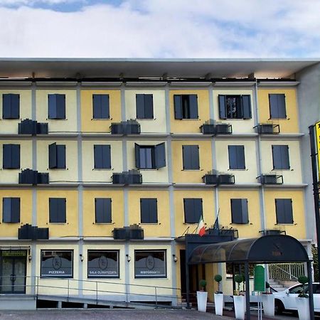 Hotel Ristorante Tre Leoni Somma Lombardo Exterior photo
