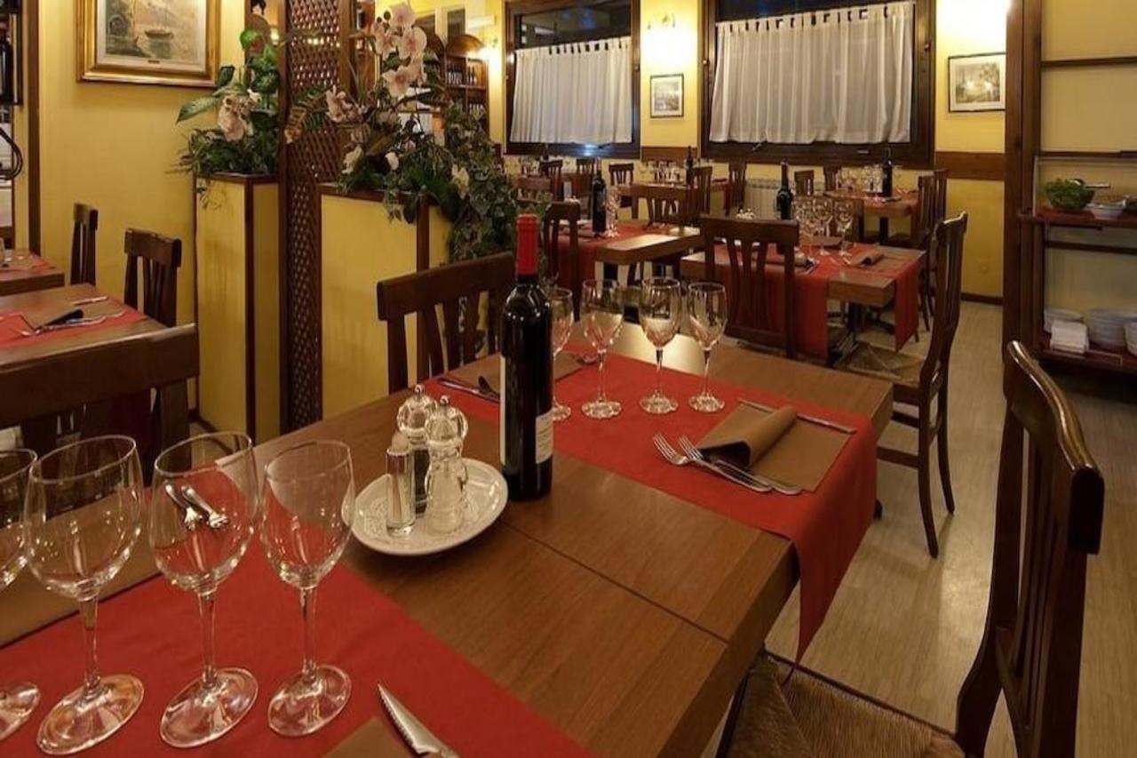 Hotel Ristorante Tre Leoni Somma Lombardo Exterior photo