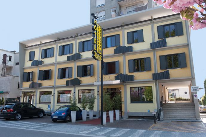 Hotel Ristorante Tre Leoni Somma Lombardo Exterior photo