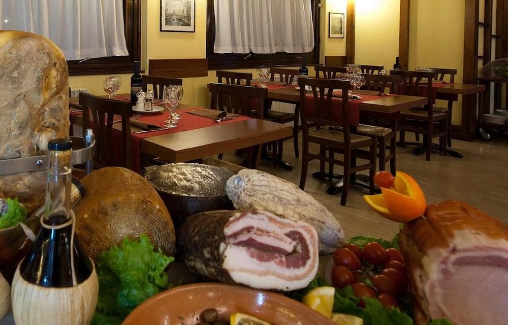 Hotel Ristorante Tre Leoni Somma Lombardo Exterior photo
