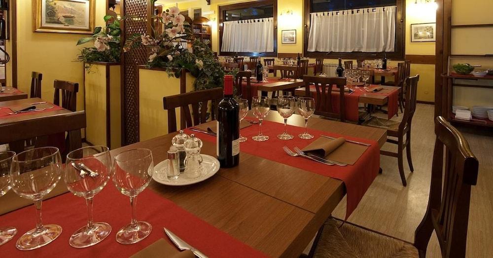 Hotel Ristorante Tre Leoni Somma Lombardo Exterior photo